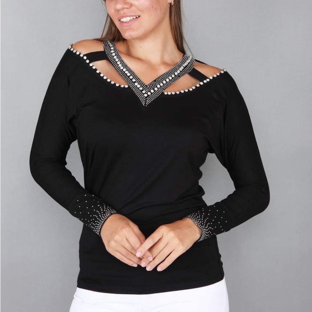 Nice top fits small or medium with righnstones on the chest
